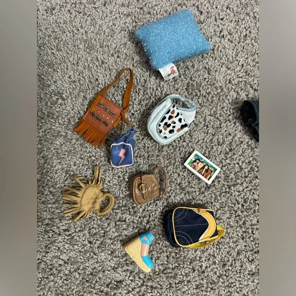 Bratz carrying case with dolls and accessories!!!